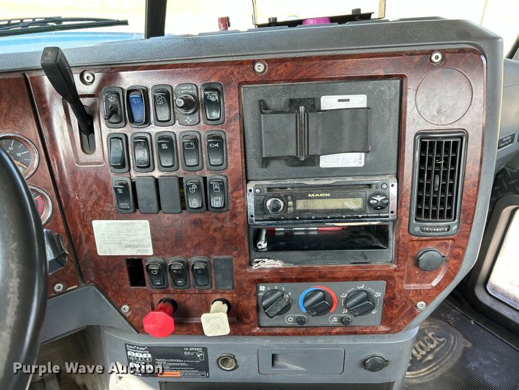 image for item EK4177 2012 Mack CHU613 semi truck