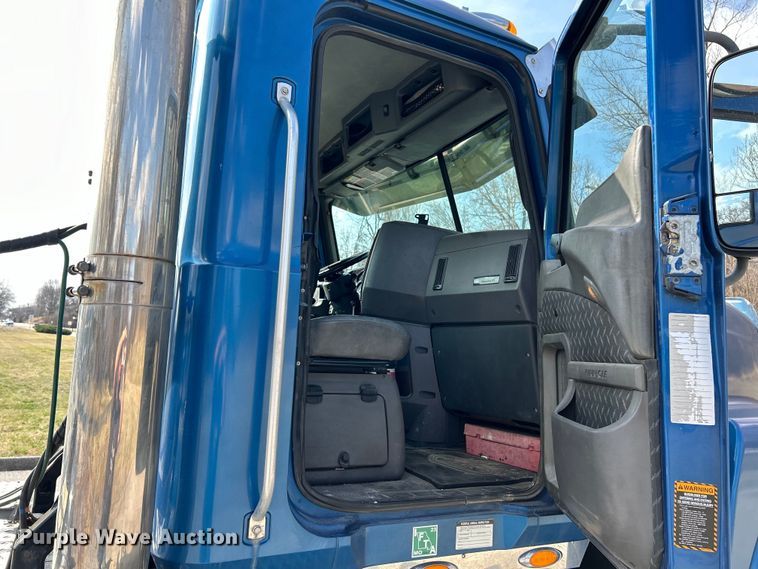 image for item EK4177 2012 Mack CHU613 semi truck