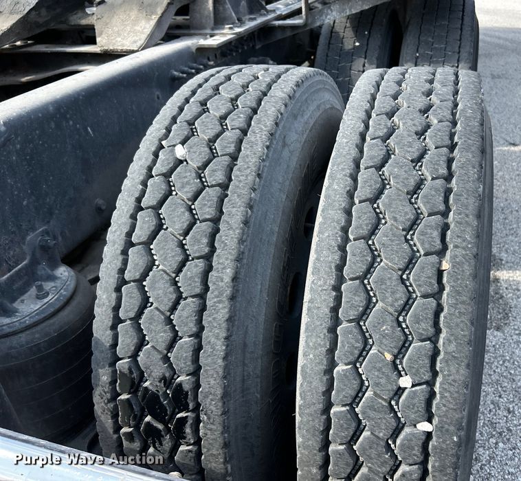 image for item EK4177 2012 Mack CHU613 semi truck