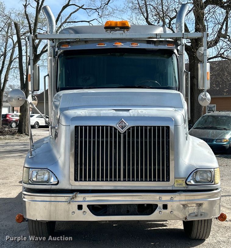 image for item EK4288 2004 International 9400i  semi truck