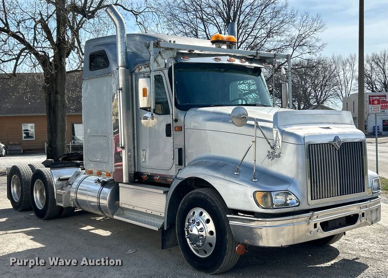 image for item EK4288 2004 International 9400i  semi truck