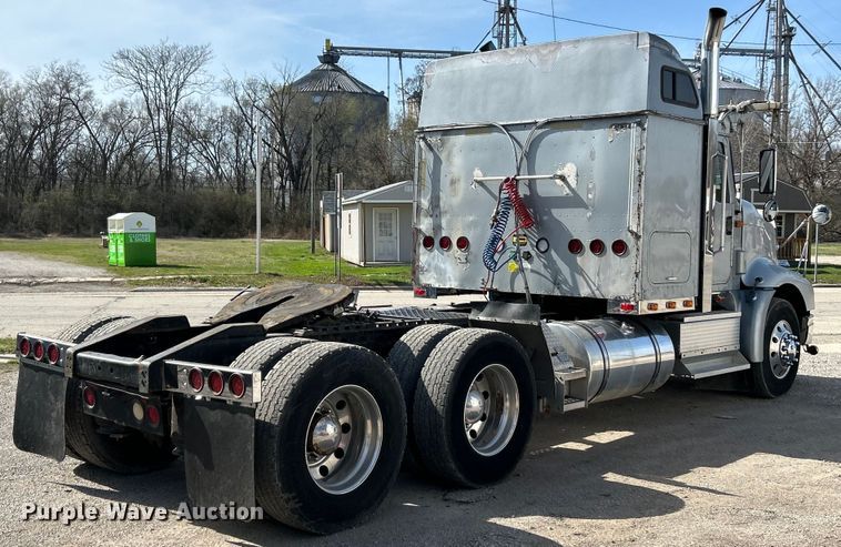 image for item EK4288 2004 International 9400i  semi truck