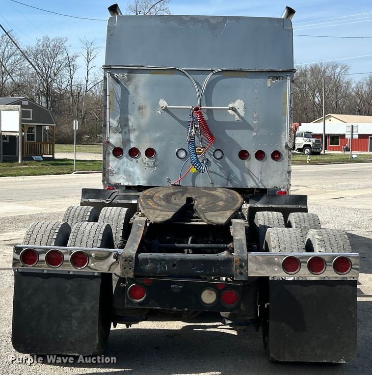 image for item EK4288 2004 International 9400i  semi truck