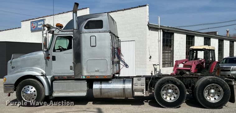 image for item EK4288 2004 International 9400i  semi truck