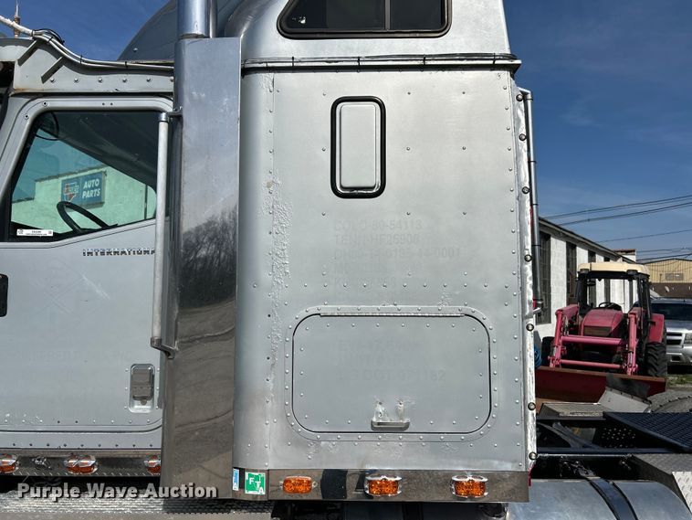 image for item EK4288 2004 International 9400i  semi truck