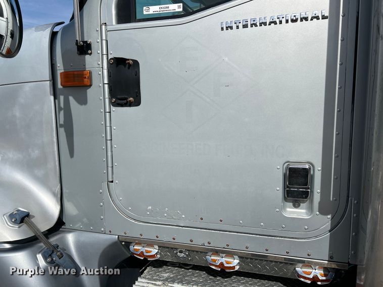 image for item EK4288 2004 International 9400i  semi truck