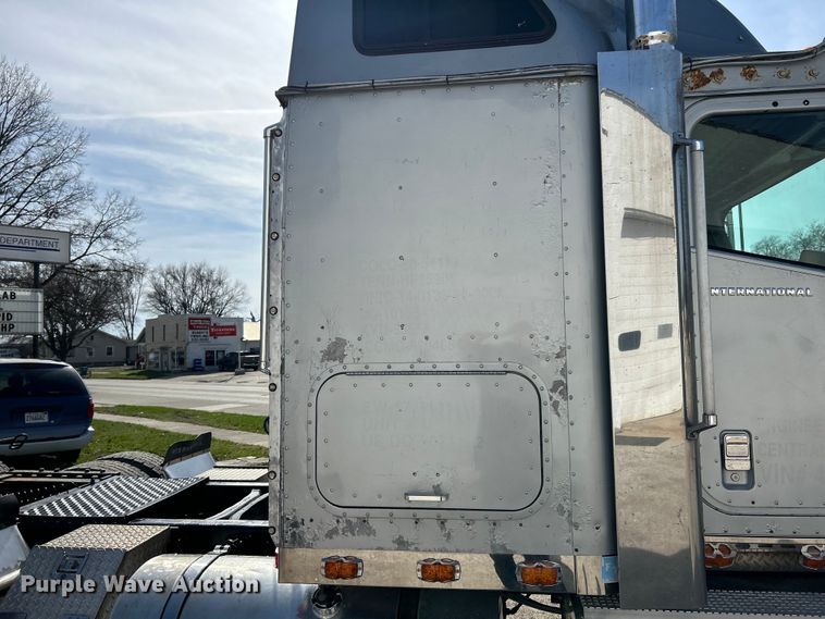 image for item EK4288 2004 International 9400i  semi truck