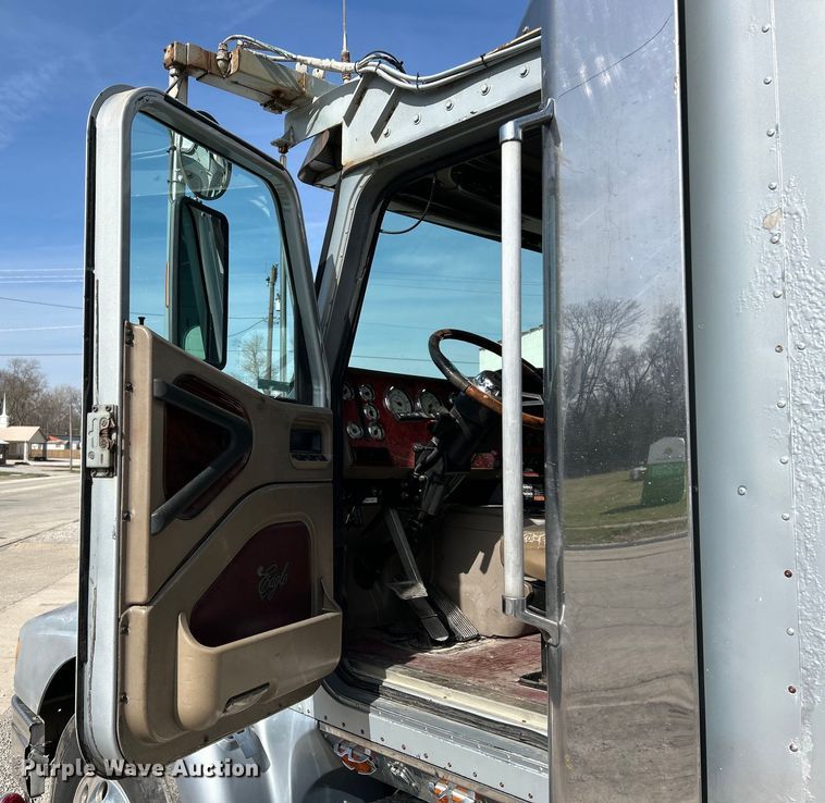 image for item EK4288 2004 International 9400i  semi truck