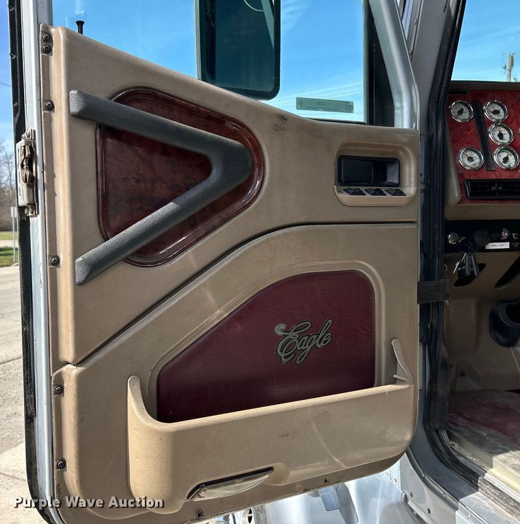 image for item EK4288 2004 International 9400i  semi truck