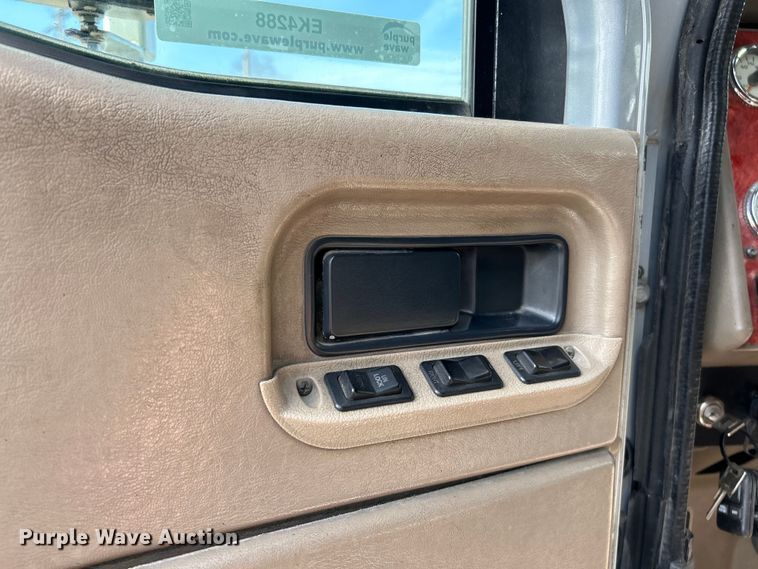 image for item EK4288 2004 International 9400i  semi truck