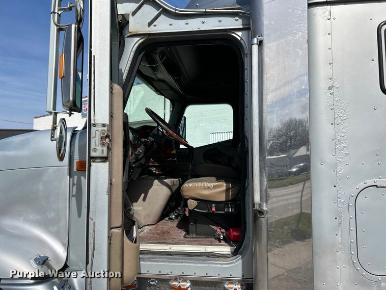 image for item EK4288 2004 International 9400i  semi truck