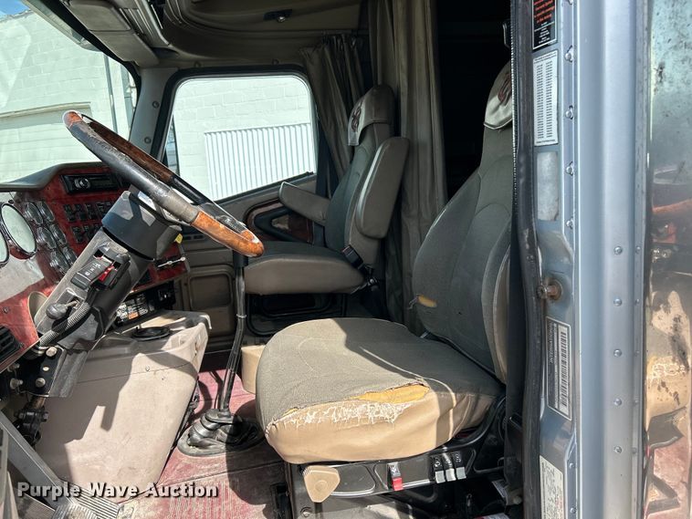 image for item EK4288 2004 International 9400i  semi truck