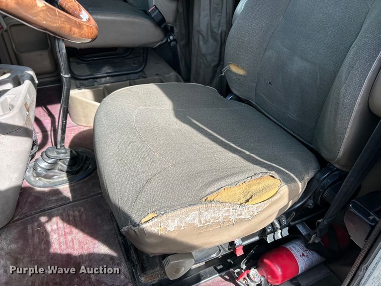 image for item EK4288 2004 International 9400i  semi truck