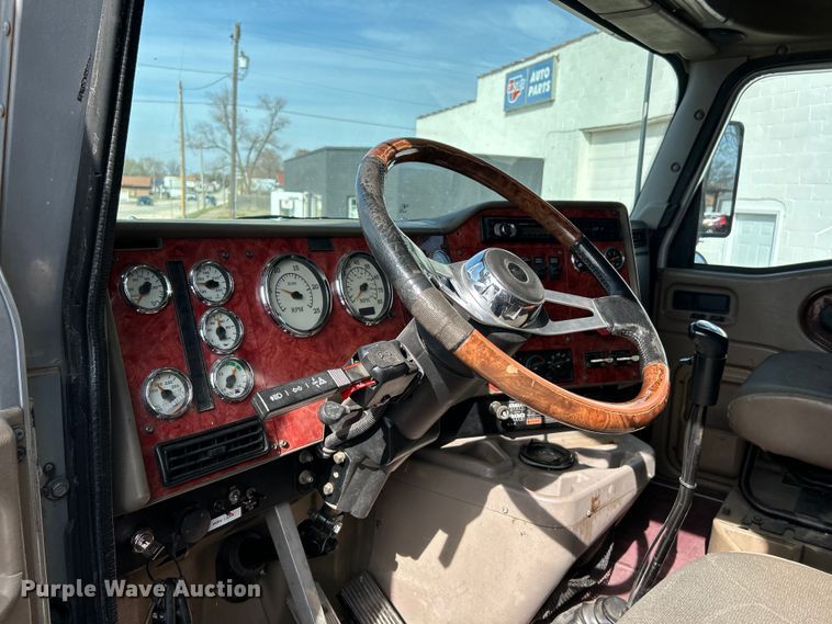 image for item EK4288 2004 International 9400i  semi truck