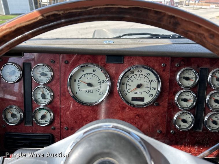 image for item EK4288 2004 International 9400i  semi truck