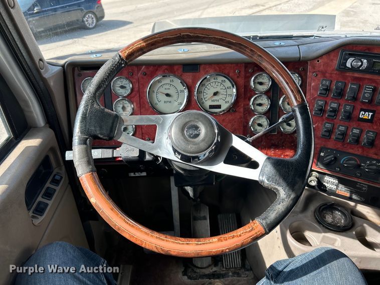 image for item EK4288 2004 International 9400i  semi truck