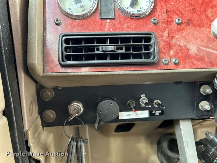 image for item EK4288 2004 International 9400i  semi truck