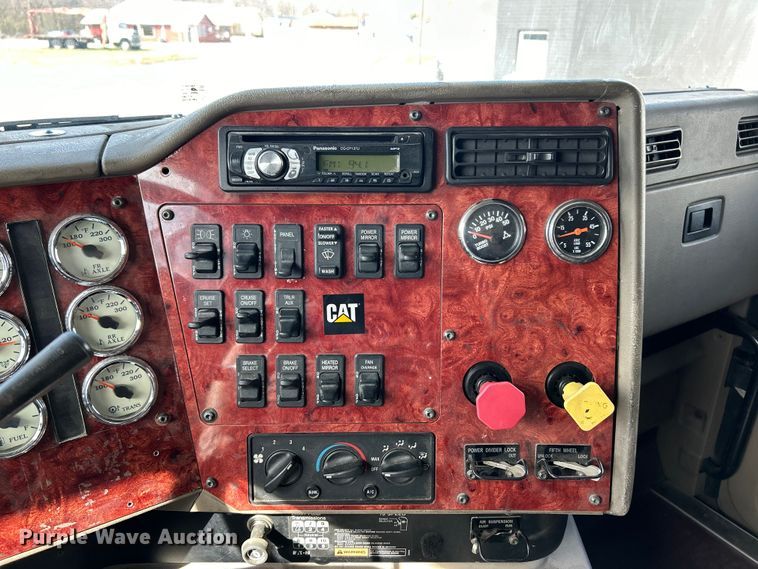 image for item EK4288 2004 International 9400i  semi truck