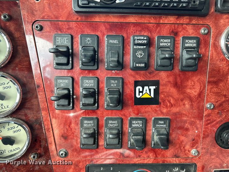 image for item EK4288 2004 International 9400i  semi truck