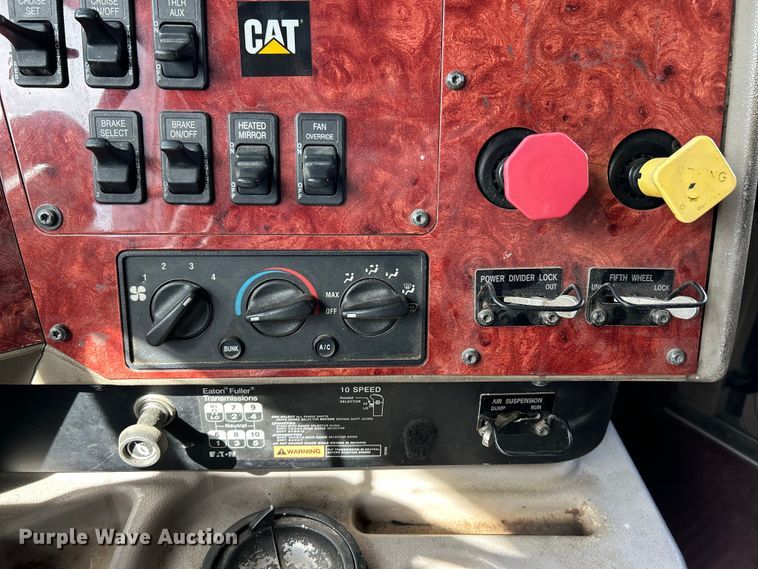 image for item EK4288 2004 International 9400i  semi truck