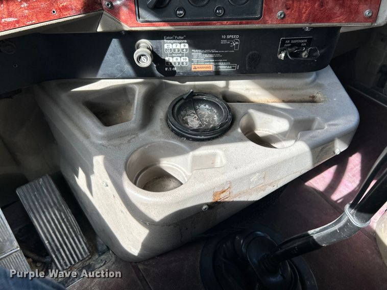 image for item EK4288 2004 International 9400i  semi truck