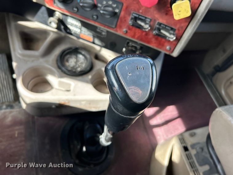 image for item EK4288 2004 International 9400i  semi truck