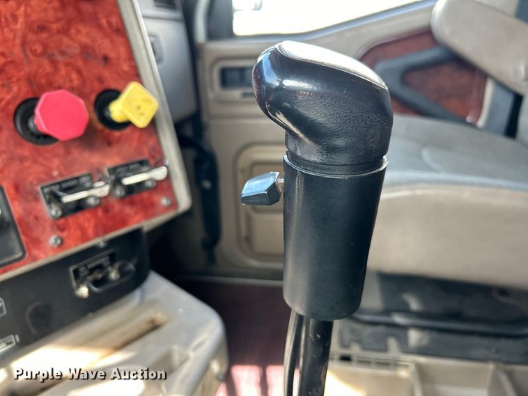 image for item EK4288 2004 International 9400i  semi truck