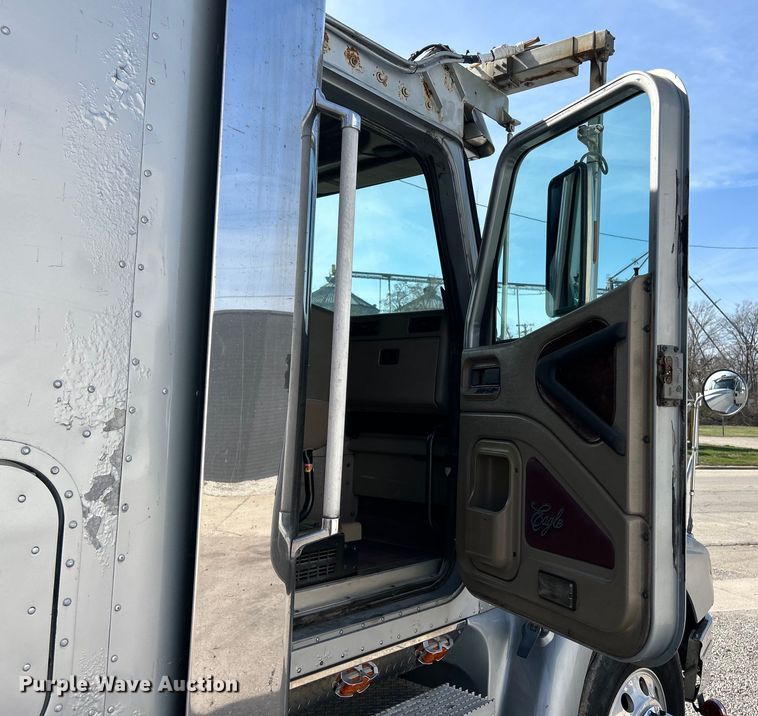 image for item EK4288 2004 International 9400i  semi truck