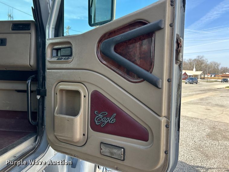 image for item EK4288 2004 International 9400i  semi truck