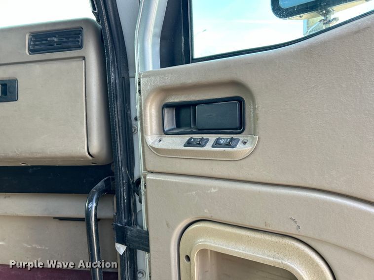 image for item EK4288 2004 International 9400i  semi truck