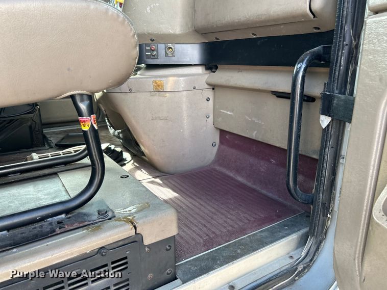 image for item EK4288 2004 International 9400i  semi truck