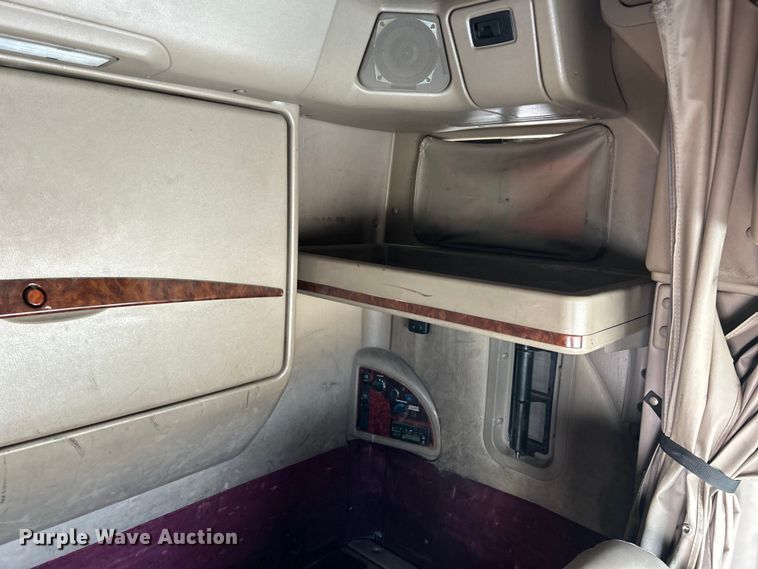 image for item EK4288 2004 International 9400i  semi truck