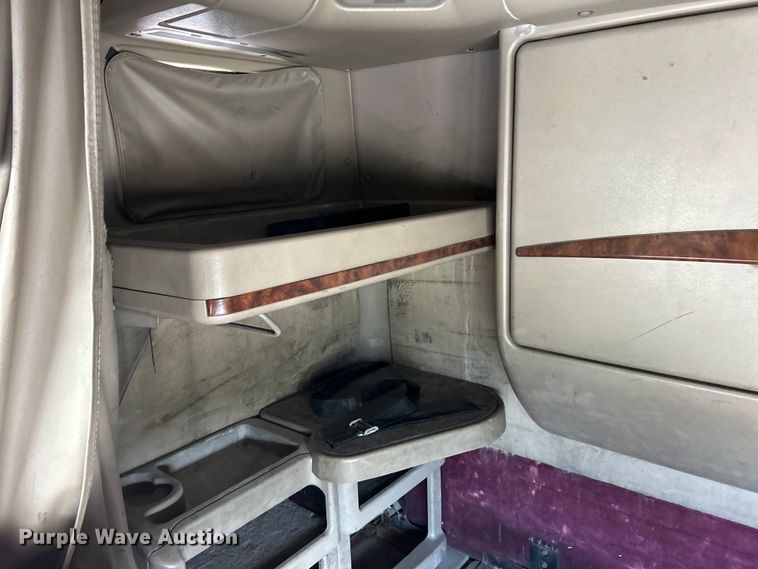 image for item EK4288 2004 International 9400i  semi truck