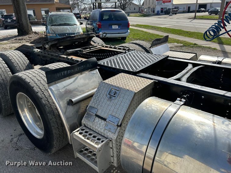 image for item EK4288 2004 International 9400i  semi truck