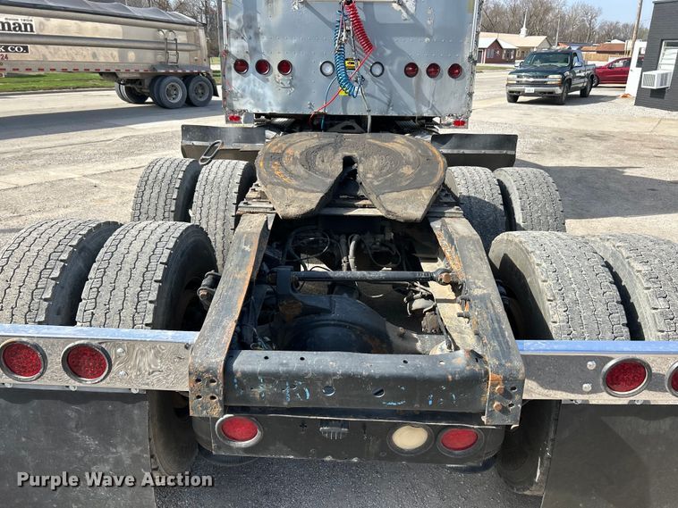 image for item EK4288 2004 International 9400i  semi truck