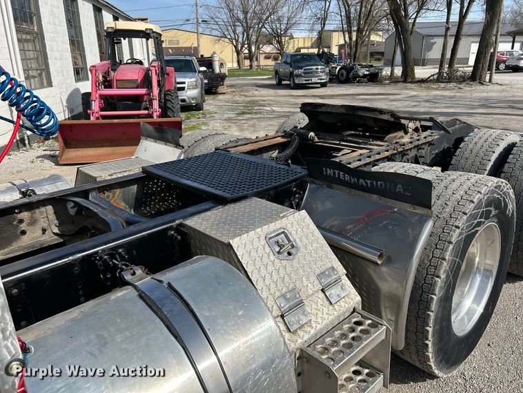 image for item EK4288 2004 International 9400i  semi truck