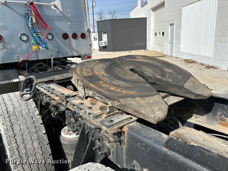 image for item EK4288 2004 International 9400i  semi truck