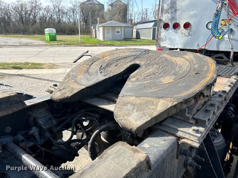 image for item EK4288 2004 International 9400i  semi truck