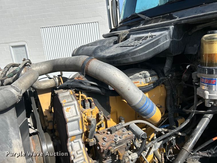 image for item EK4288 2004 International 9400i  semi truck