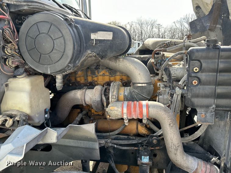 image for item EK4288 2004 International 9400i  semi truck