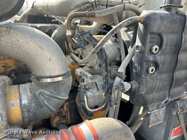 image for item EK4288 2004 International 9400i  semi truck