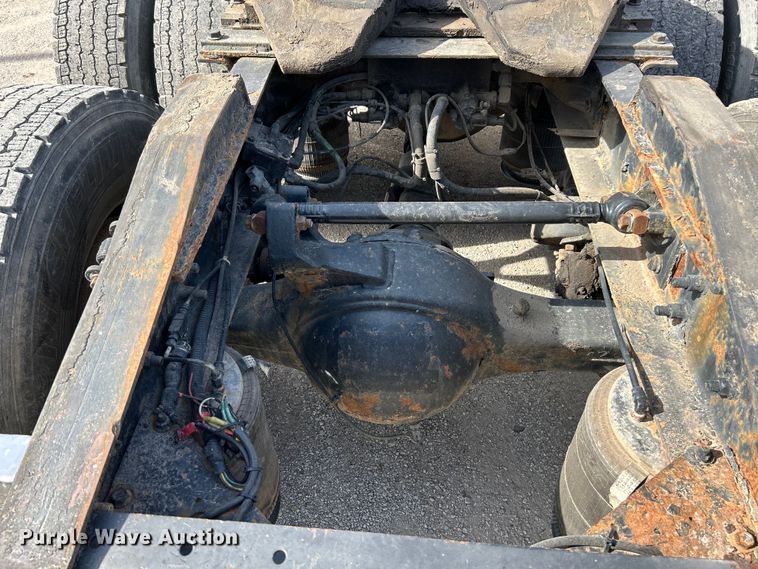 image for item EK4288 2004 International 9400i  semi truck