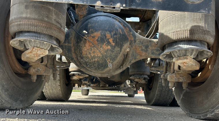 image for item EK4288 2004 International 9400i  semi truck