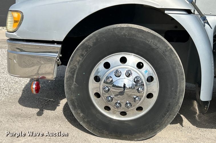 image for item EK4288 2004 International 9400i  semi truck