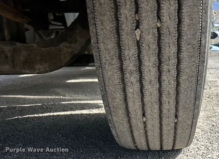 image for item EK4288 2004 International 9400i  semi truck