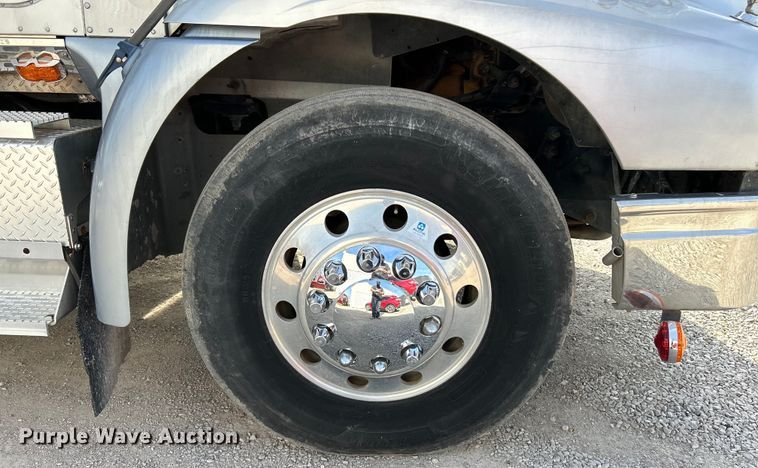 image for item EK4288 2004 International 9400i  semi truck