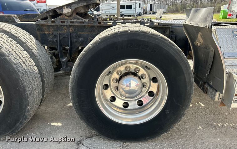 image for item EK4288 2004 International 9400i  semi truck