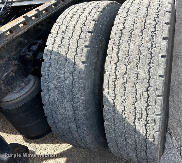 image for item EK4288 2004 International 9400i  semi truck