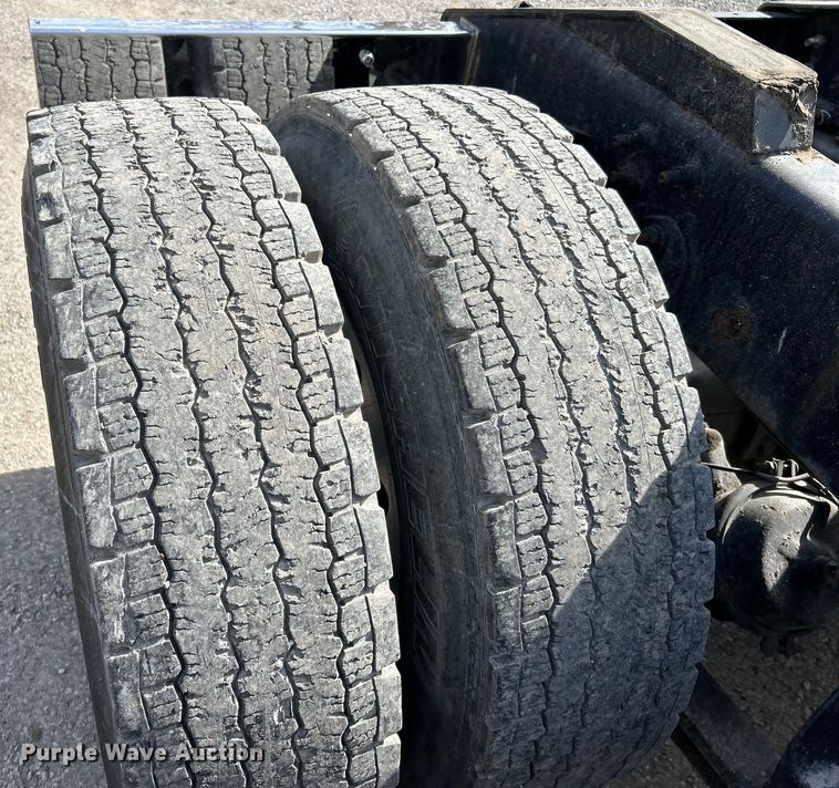 image for item EK4288 2004 International 9400i  semi truck