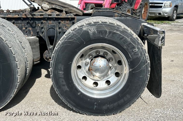 image for item EK4288 2004 International 9400i  semi truck